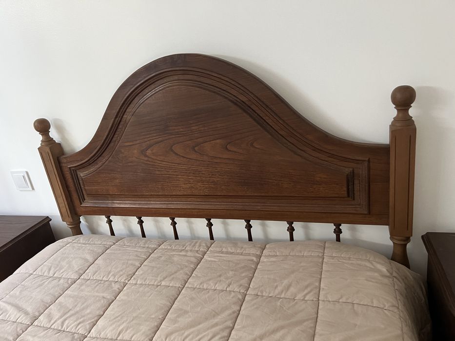 Cama com mesinhas de cabeceira + colchão