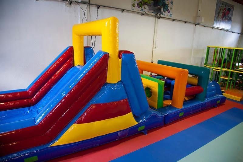 Insuflável com obstáculos e escorrega