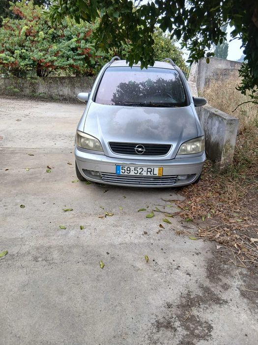 Carrinha Opel Zafira (Com Motor para Reparação)