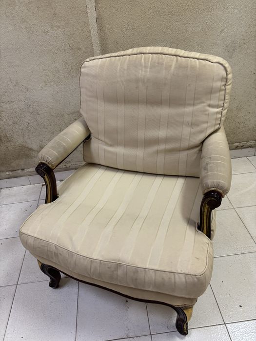 Conjunto de 2 cadeirões clássicos em madeira – elegantes e confortáveis