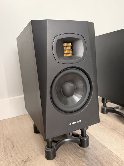 Colunas monitores Adam Audio T5V