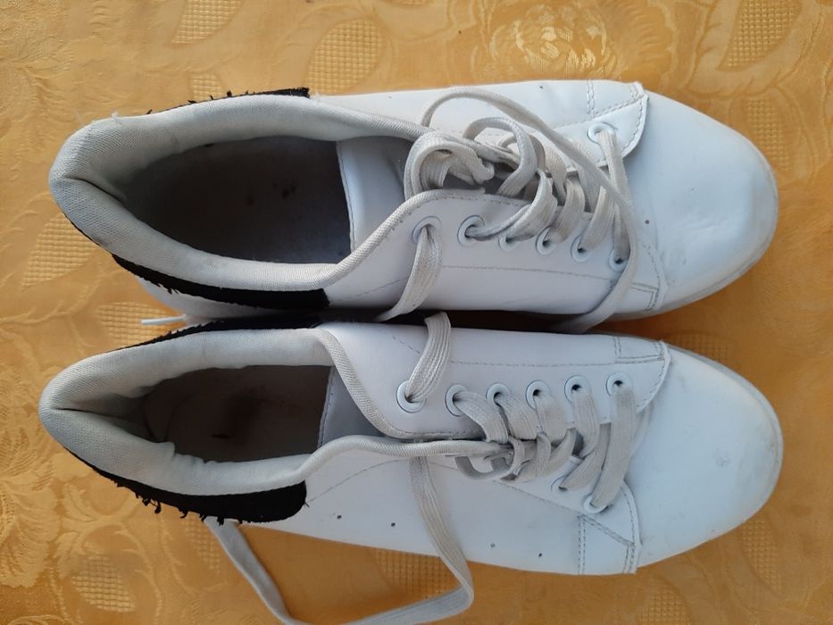 buty sportowe damskie, typu adidasy, białe