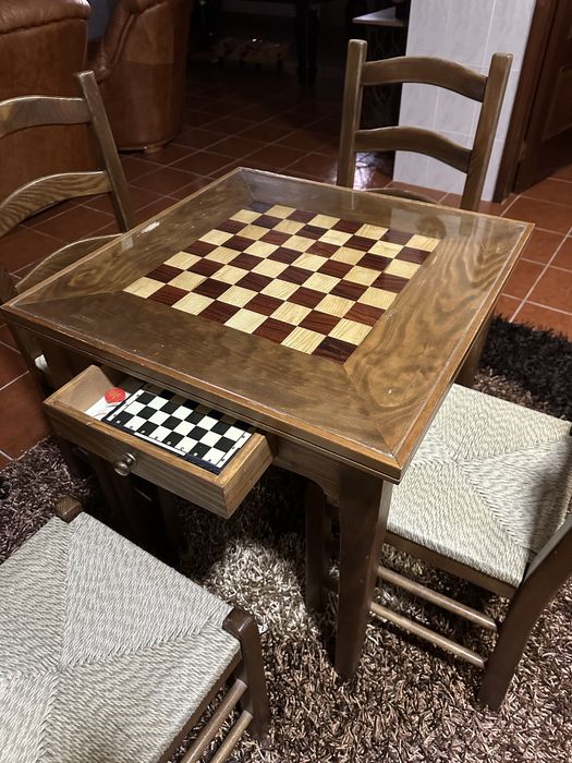 Mesa de jogo com 4 cadeiras