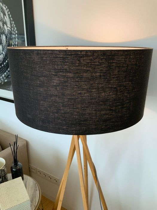 Candeeiro de pé preto e de madeira Good & Mojo