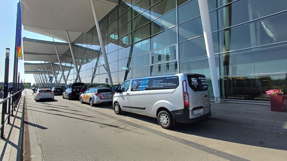 Wynajem busa 9-osobowego/ Przewóz osób/Transport/ Lotniska wesela