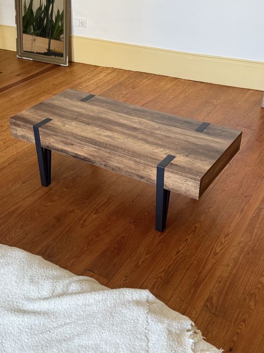 Mesa de centro. Madeira, estilo rustico. Com duas gavetas