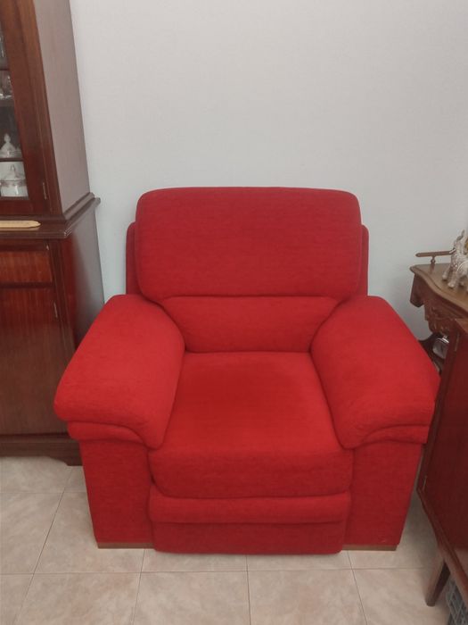 Dois sofás vermelhos forrados a tecido , foram feitos por encomenda pouco uso