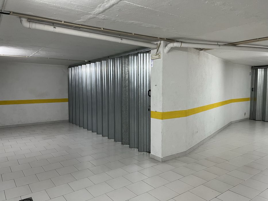 Garagem para Arrendar - Camarate *ENORME