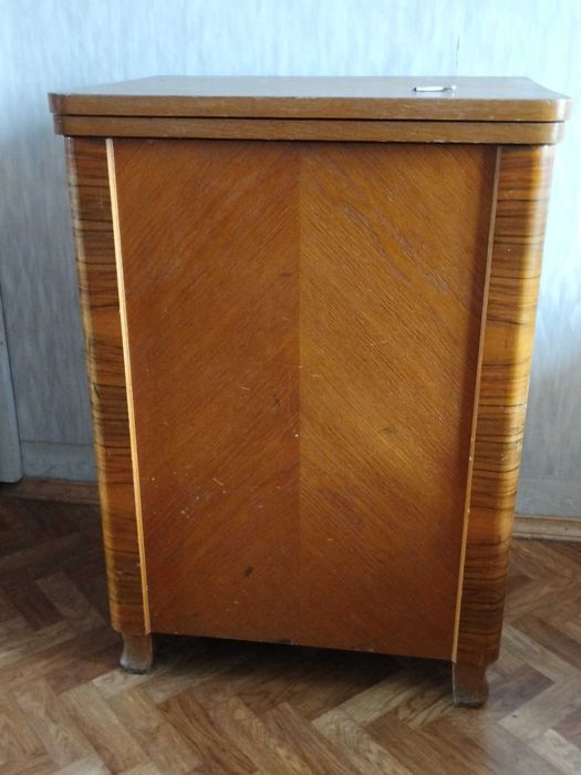 Швейна машина Knoch в тумбі.