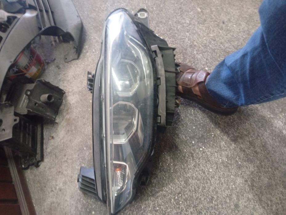 Farol esquerdo de um Fiat tipo ano 2021