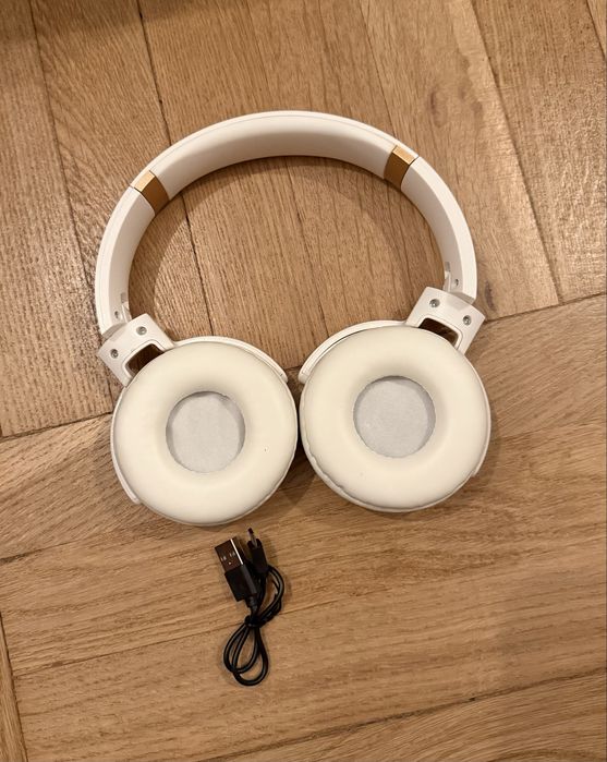 Białe słuchawki bezprzewodowe z kablem