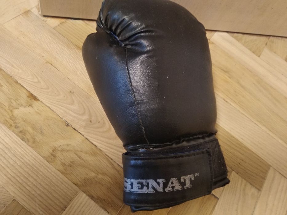 Перчатка одна , без пари