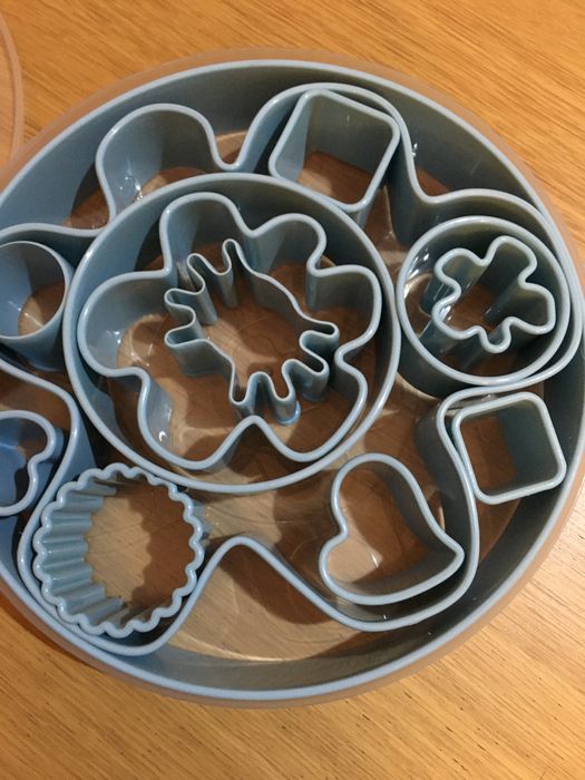 Caixa com Moldes para bolos novo64287092284802120
