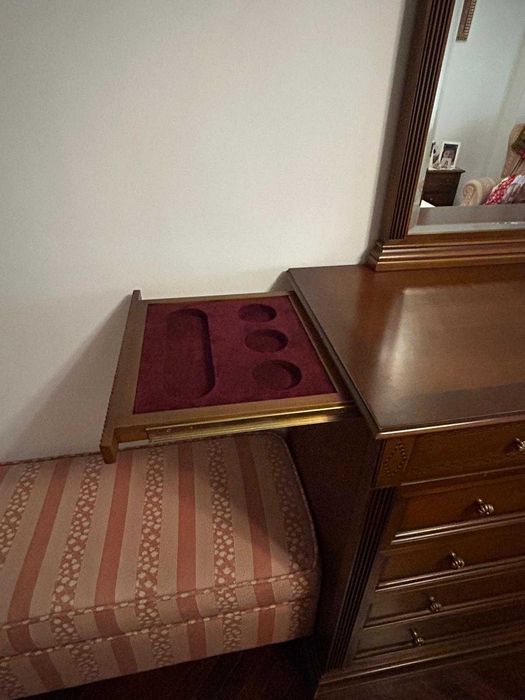 Cómoda em cerejeira com 7 gavetas e espelho