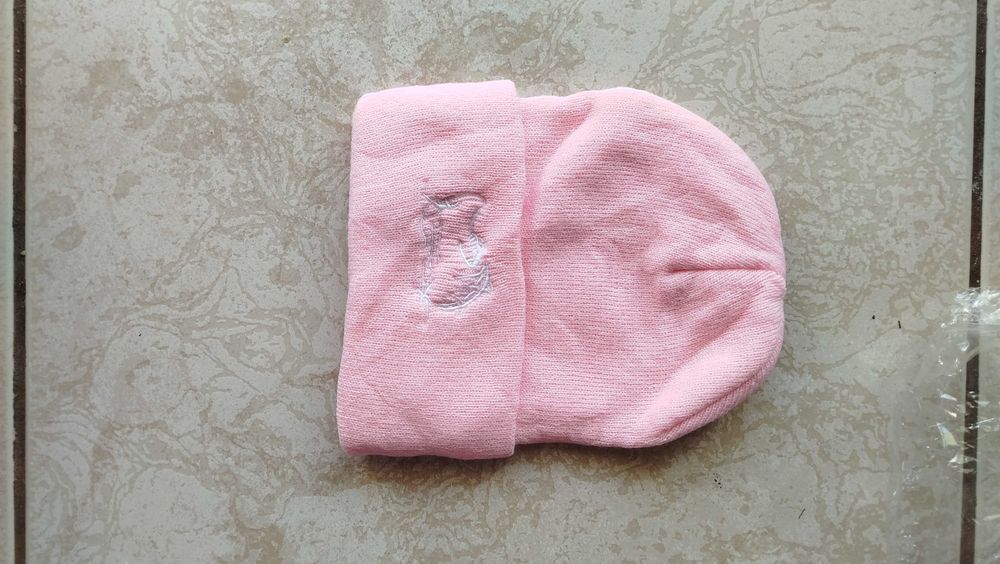 Gorros para a pesca motivos bordados preto e rosa