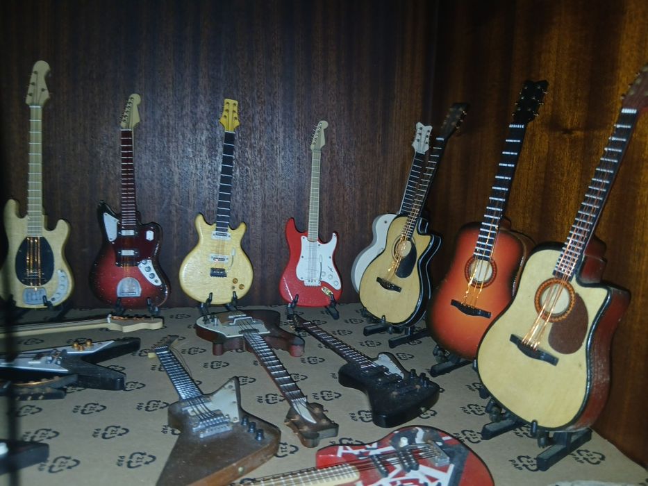 Colecao 25 viola guitarra minitura por   250 €
