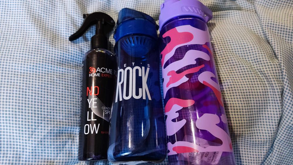 Лот товаров, бутылки, спрей для волос