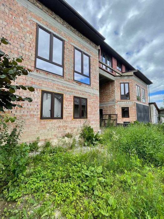 Ексклюзивний двоповерховий будинок з мансардою вул. Солотвинська