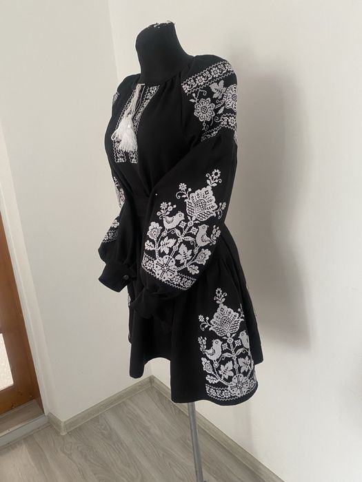 Стильні Вишиті Сукні