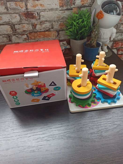 Дерев'яна іграшка пірамідка ключ