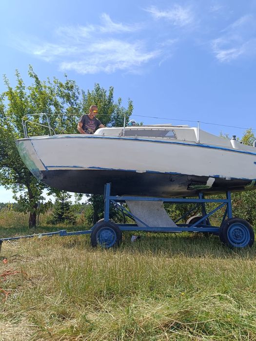 Łódź kabinową z wózkiem slipowym