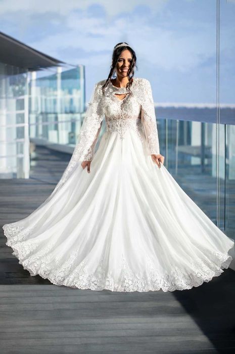 Vestido de noiva com capa e saiote