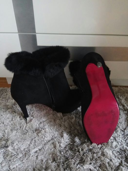 Botas / botins pretos em camurça c/ pêlo -  39