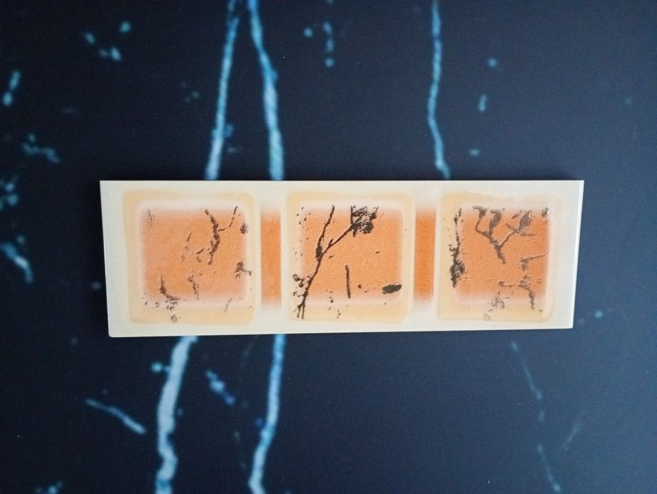 Płytki dekor Lila ze złotym kwiatowym motywem