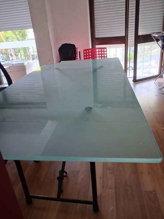 OFERTA: Mesa tampo de vidro fosco temperado/laminado espesso e estrutura/pés metálicos pretos