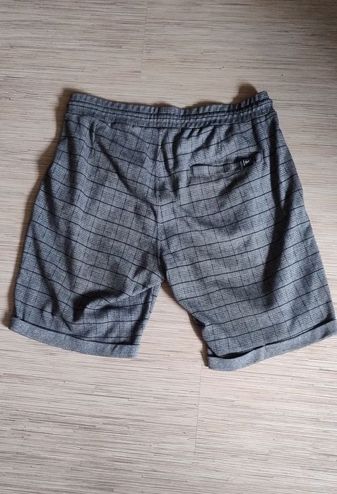 Szorty męskie w szarą kratkę marki Cropp rozm. L