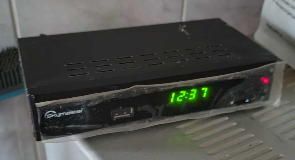 Tv-Monitor  Funai 22'' + wieszak i dekoder Bez Pilota