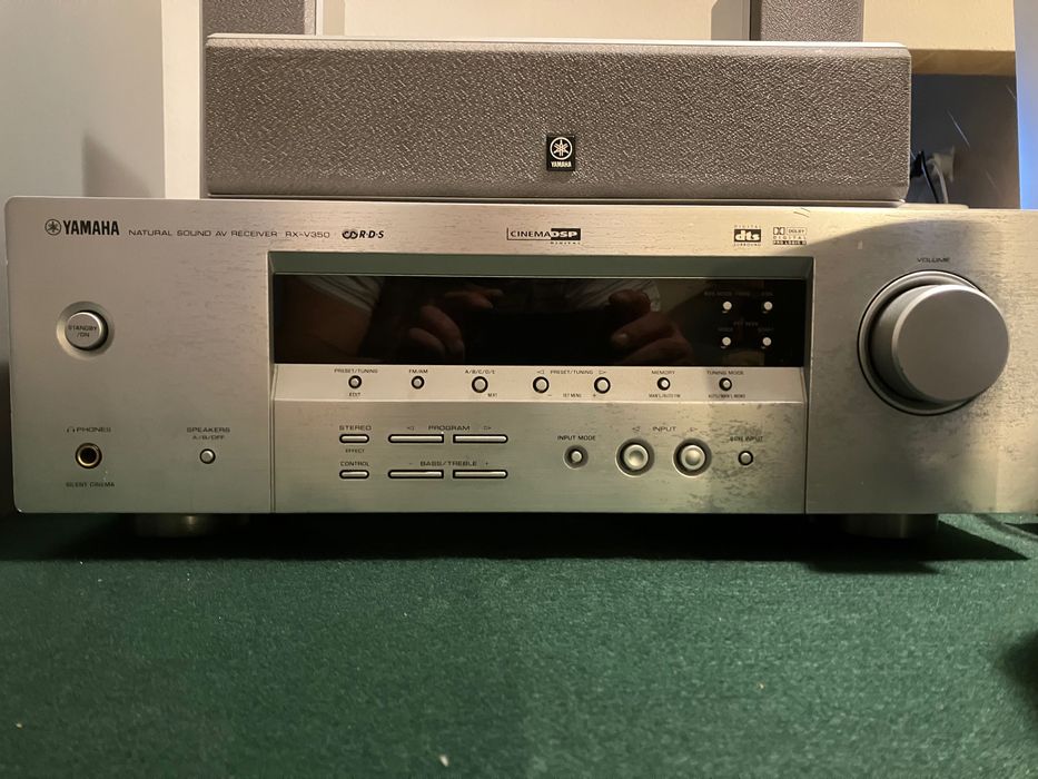 Sistema de som com amplificador e colunas Yamaha