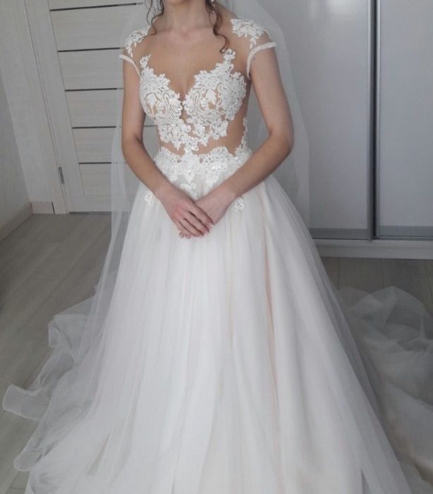 Весільна сукня зі шлейфом