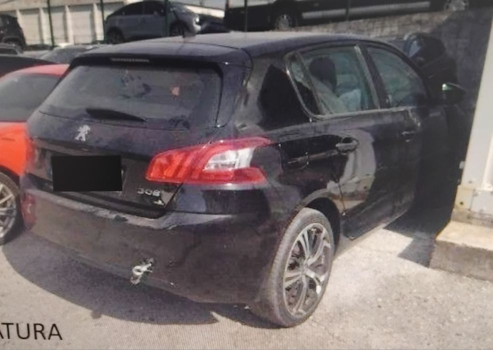 vendo Peugeot 308 II 1.6 HDI 100CV de 2017 acidentado salvado