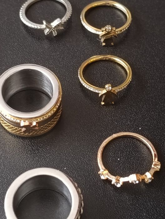 Conjunto de vários anéis e brincos