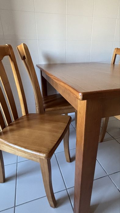 Mesa Cozinha em madeira com 4 cadeiras