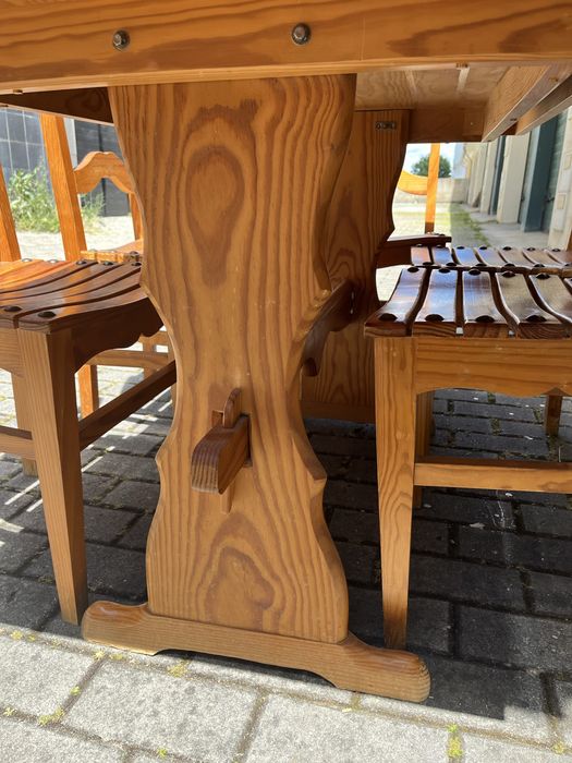 Conjunto mesa e seis cadeira de madeira