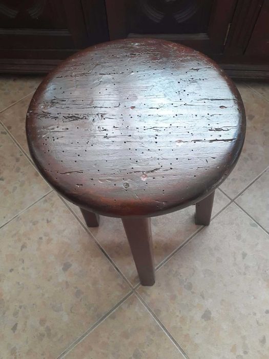Vendo para desocupar banco muito antigo (bichado, mas com devido tratamento). 12€