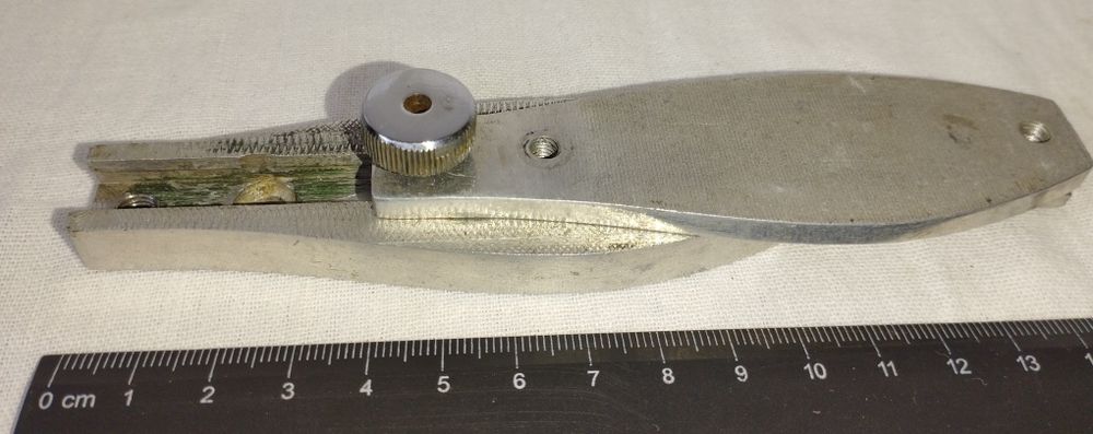 Держатель для бокового зеркала в автомобиле.