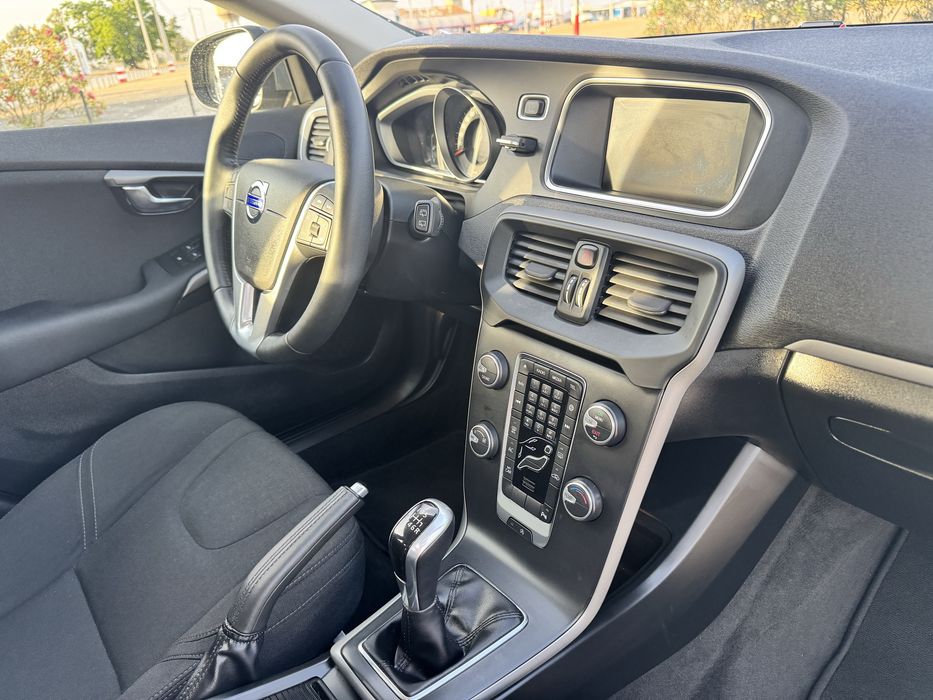 Volvo V40 D2 com 25 mil km foto 5