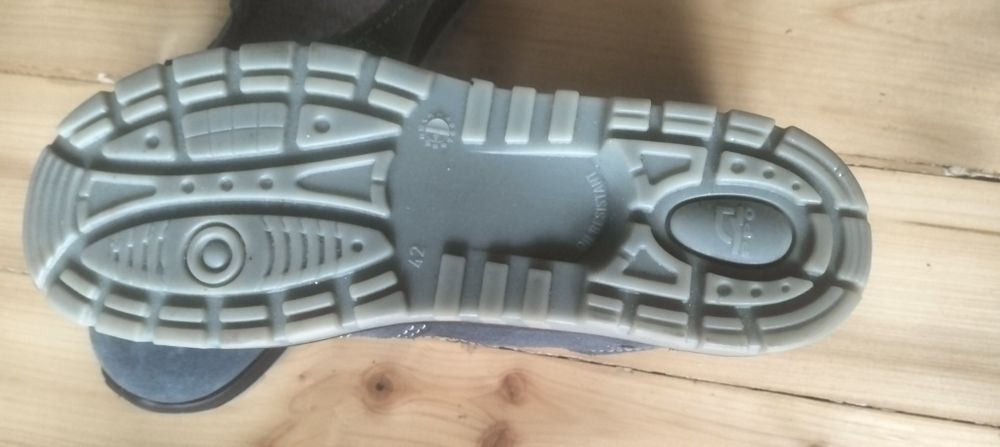 Robocze obuwie 42