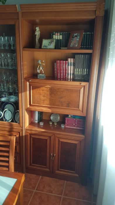 Móvel e mesa com cadeiras