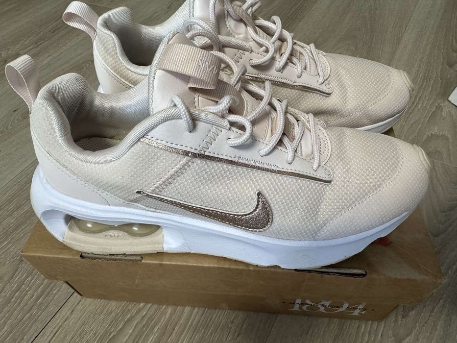 Жіночі кросівки Nike