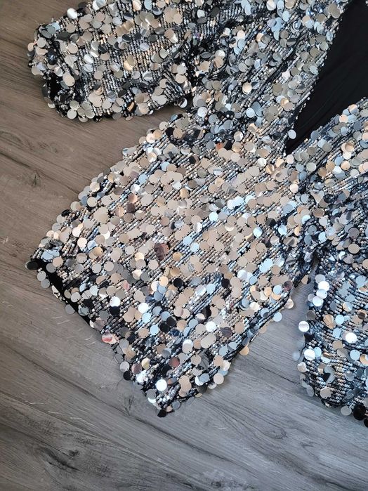 Piękna bogato zdobiona cekinowa sukienka dekolt V cekiny