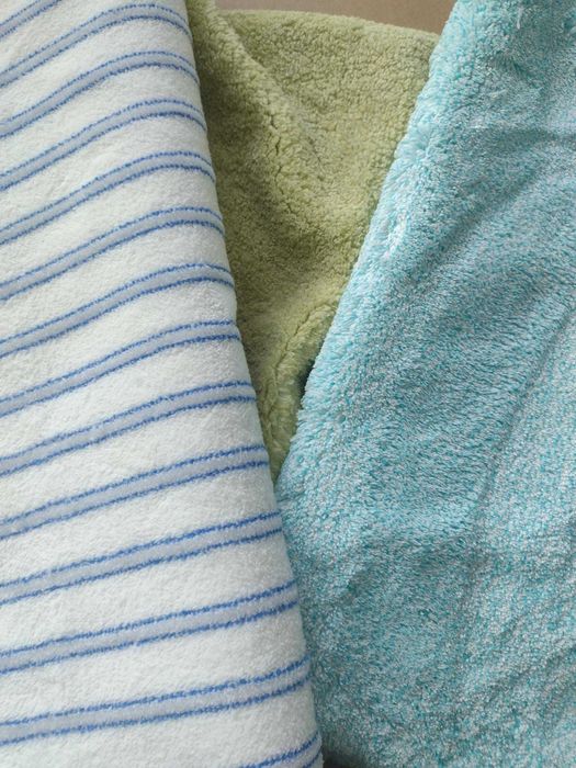 duże ścinki materiałów, jako legowisko lub dywanik