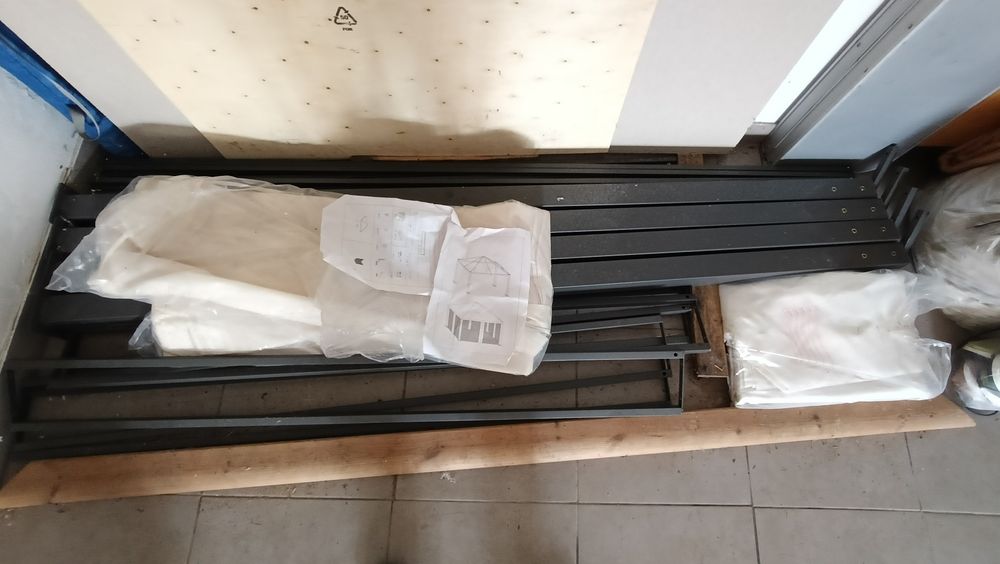 Tenda para colocar á frente da casa em local plano