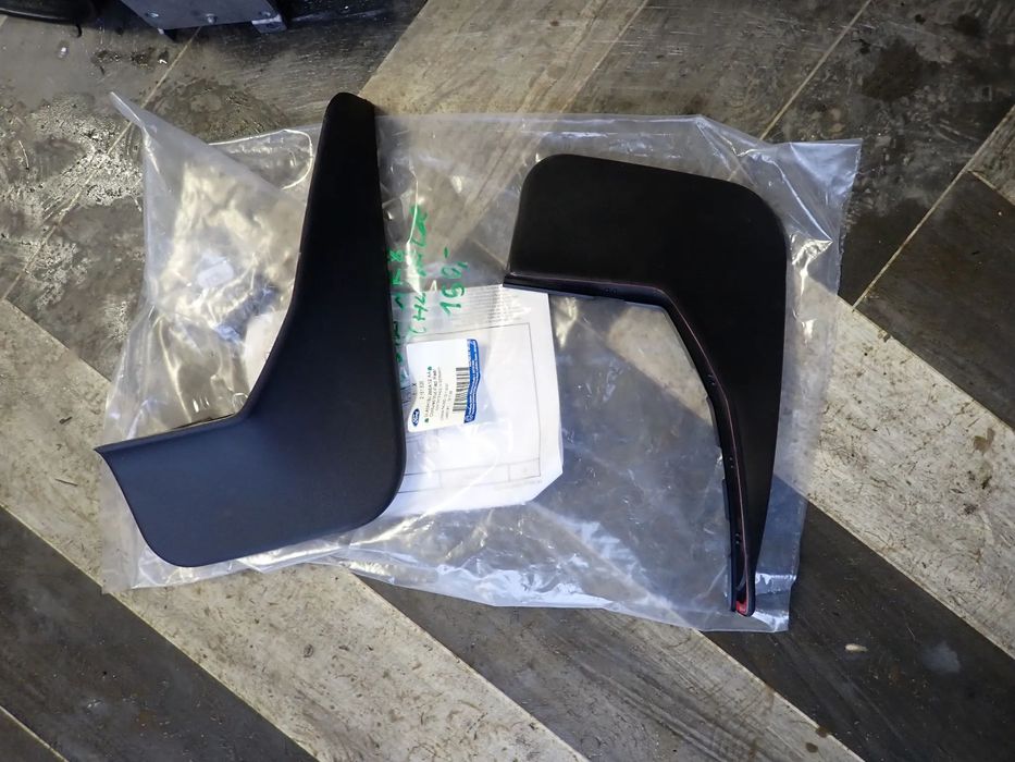 FORD FIESTA MK8 CHLAPACZE TYŁ AMH1BJ286A12AA