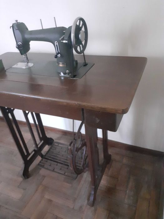 Duas Máquinas costura Husqvarna