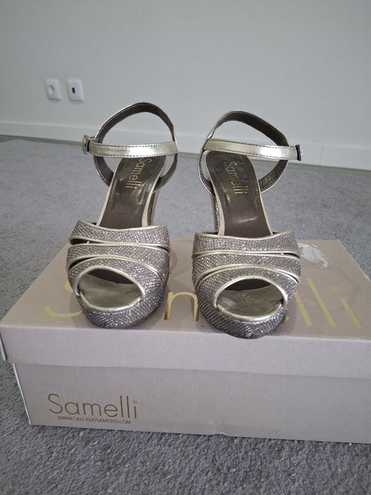 Sandálias em pele douradas