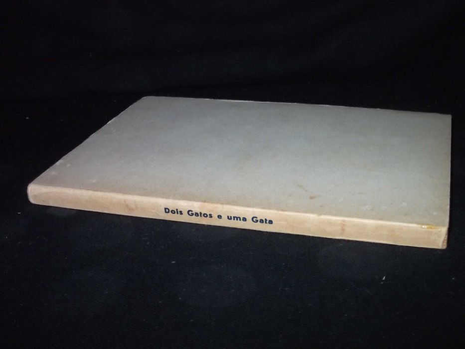 Livro Dois gatos e uma gata coisas da vida política